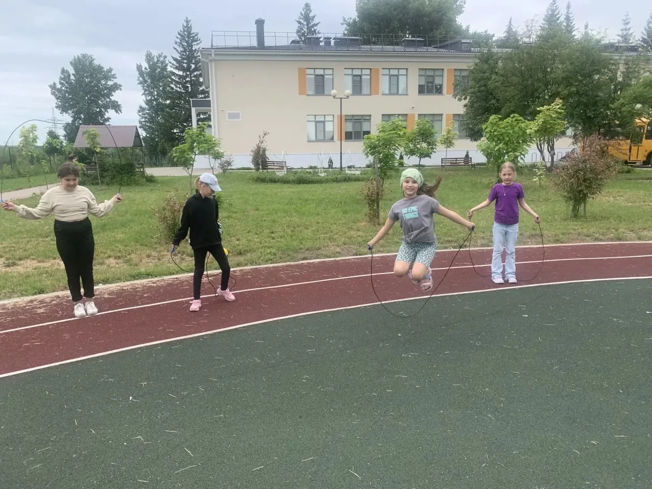 В нашей стране «скакалка» или «прыгалка» впервые появилась в произведениях детской советской писател