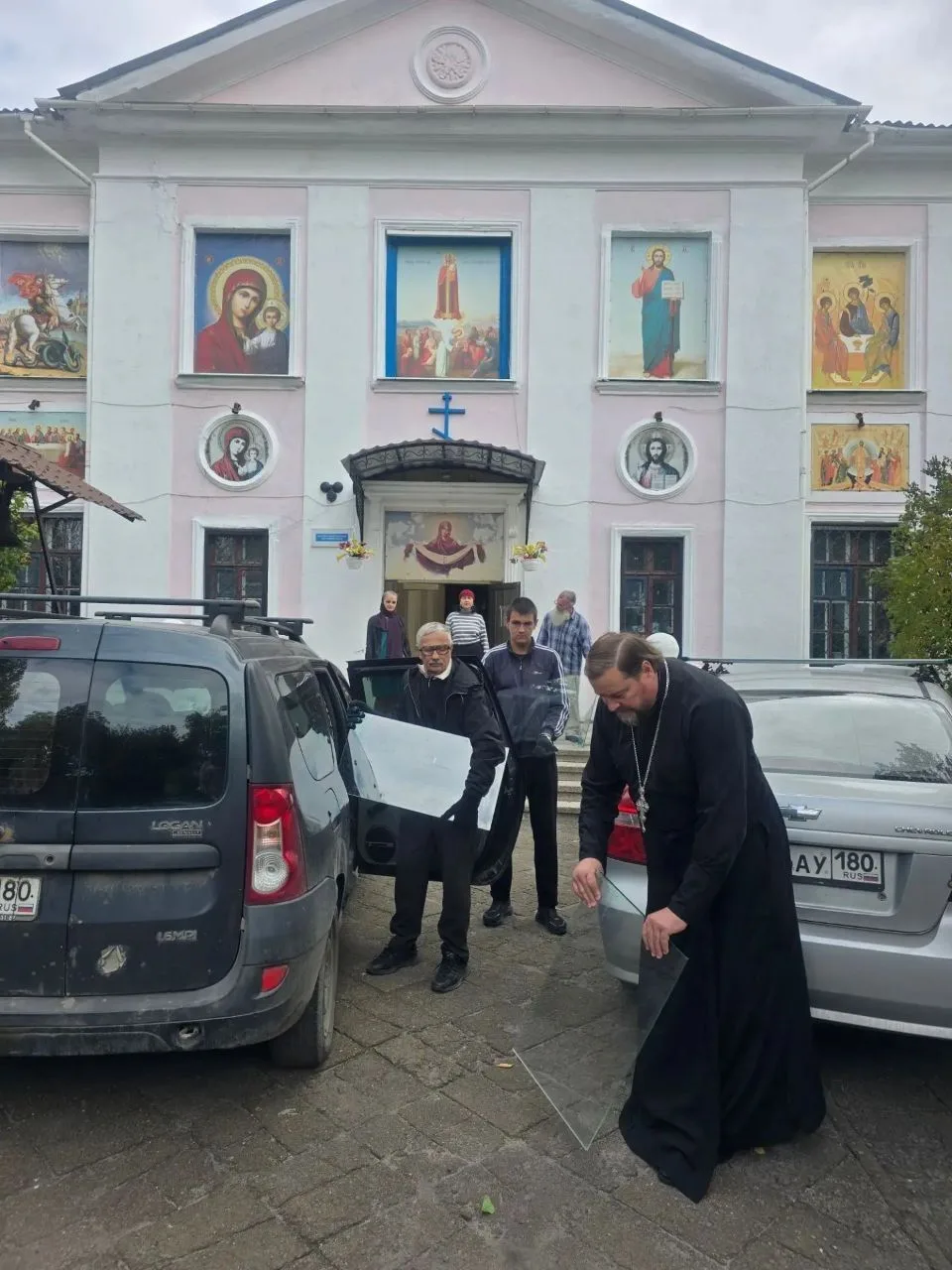 📌 Напоминаем, что в Горловке действуют благотворительные церковные проекты: стекольная...