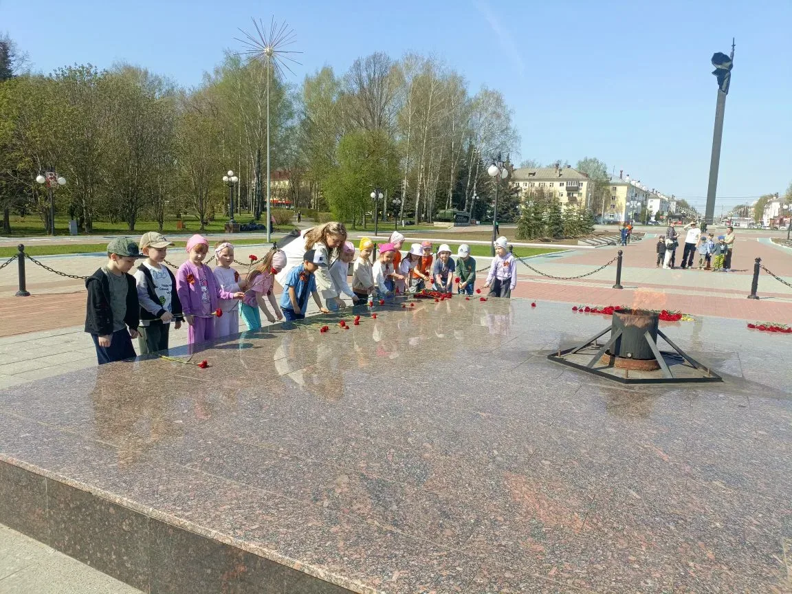 🕊 Возложение цветов у Вечного огня: урок памяти и уважения 🕊