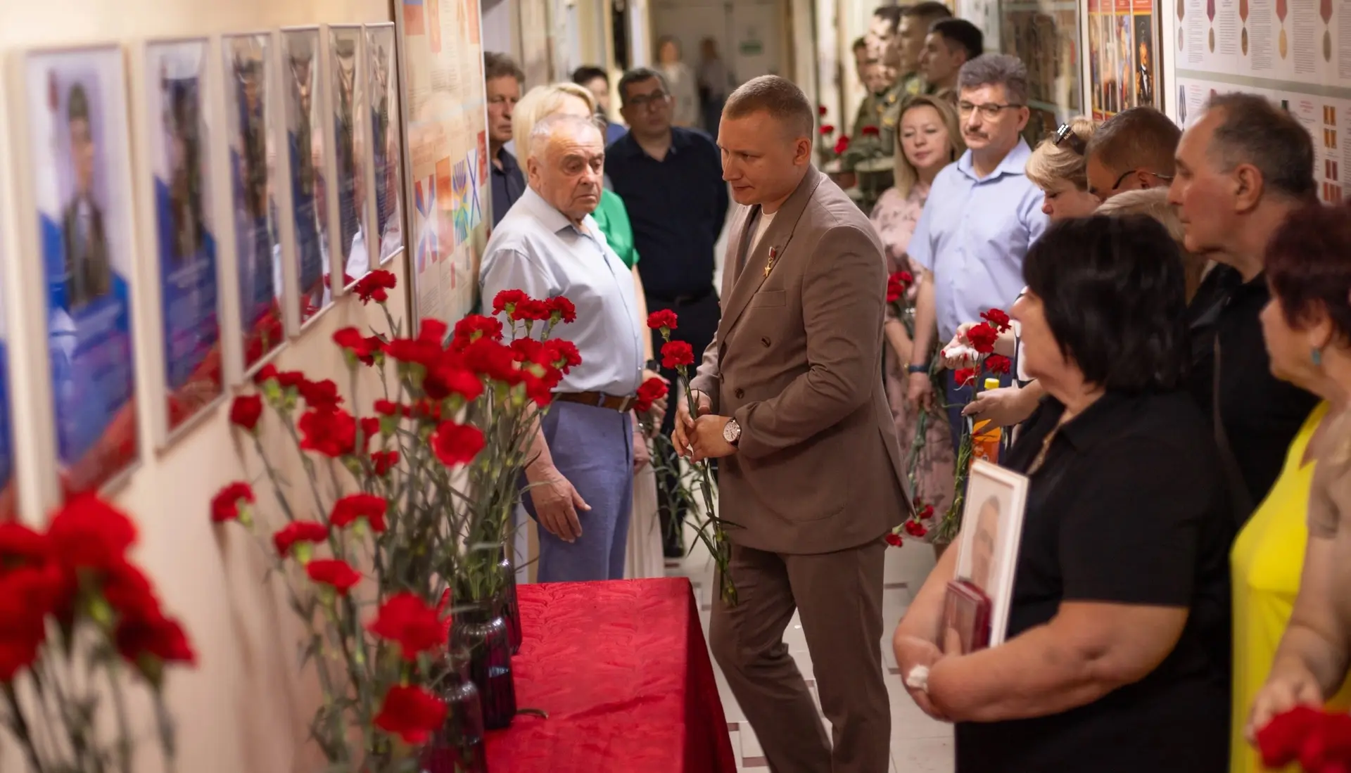 🇷🇺 Память не терпит суеты

🕯️ Она живёт в тишине минуты молчания, в шёпоте посаженных деревьев и 