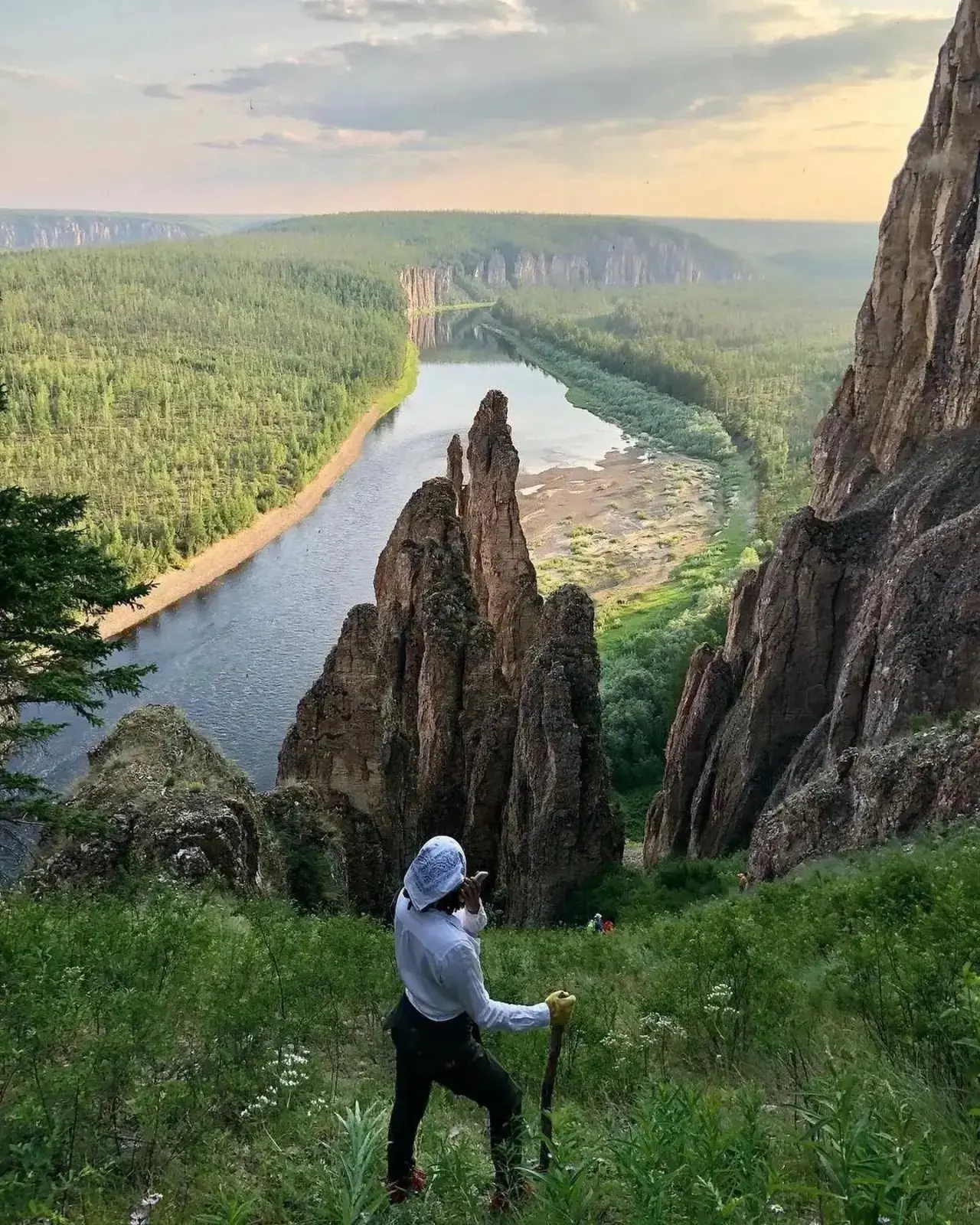 Природный парк 
Ленские столбы 

На берегу реки Лены почти на 40 км тянется одна из самых знаменитых