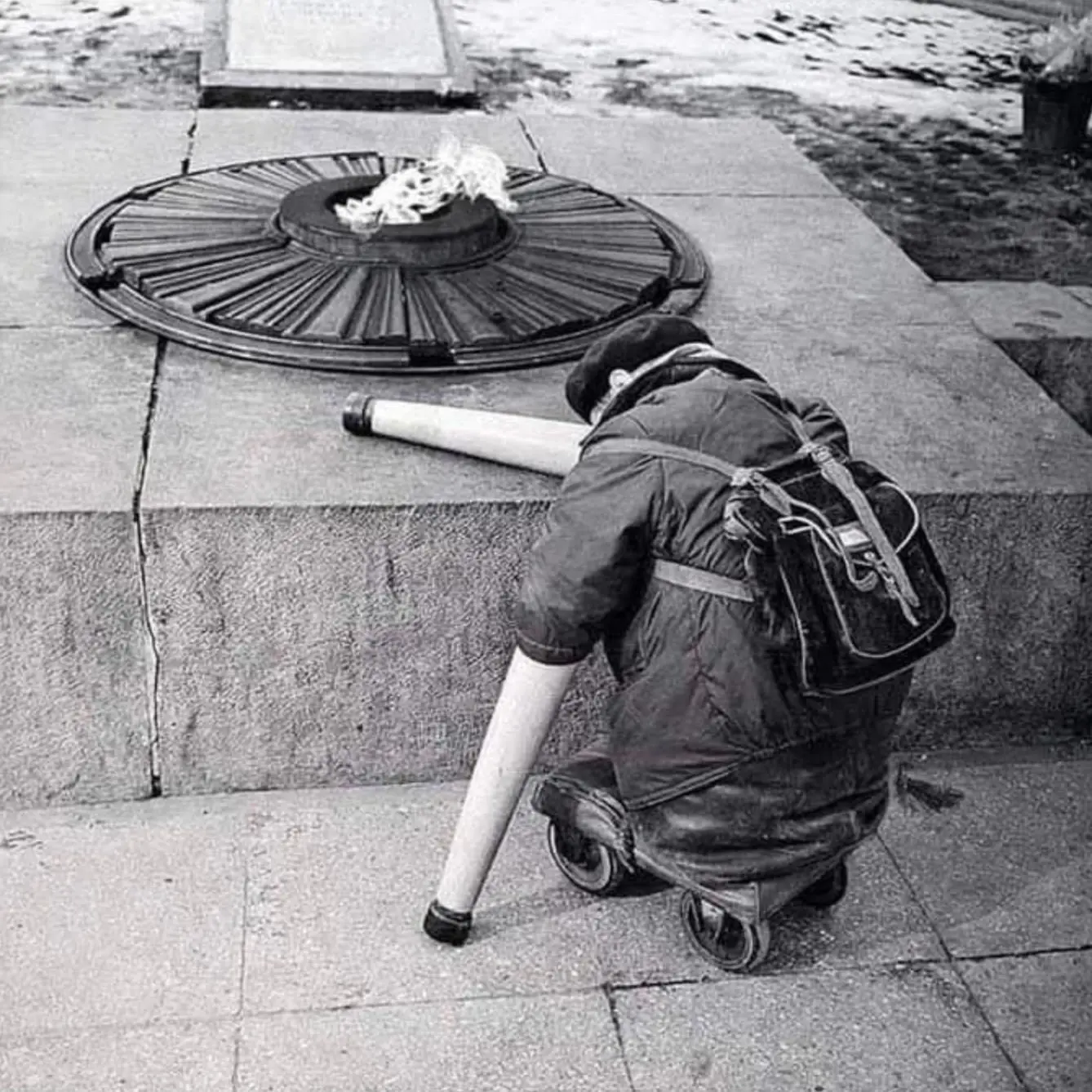 Безрукий и безногий ветеран на фото 1966 года. Искалеченного мужчину снял в 1966 году у Вечного огня