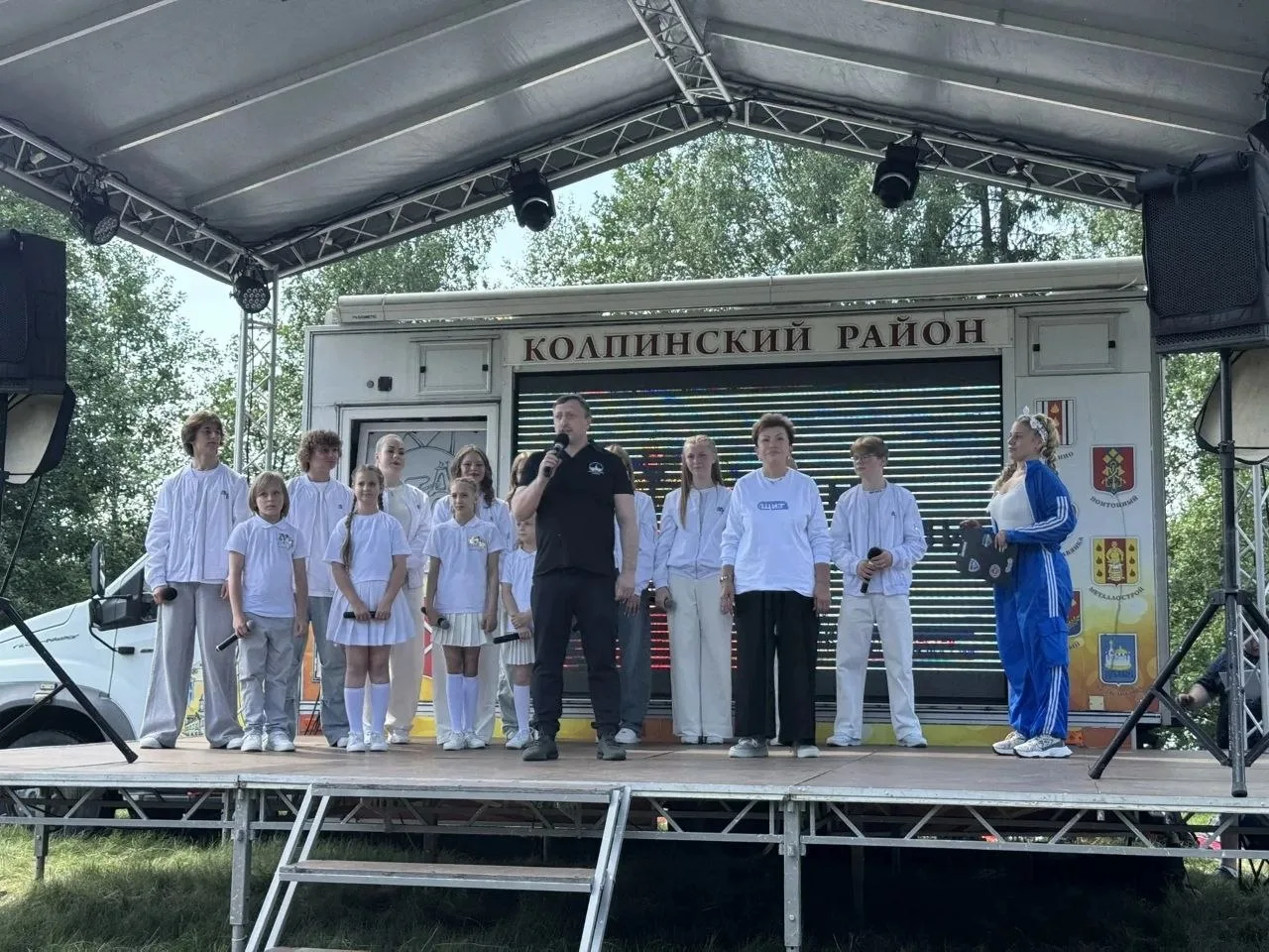Участники туристического слёта в Колпинском районе отметили День России

В рамках 64-го спортивно-ту
