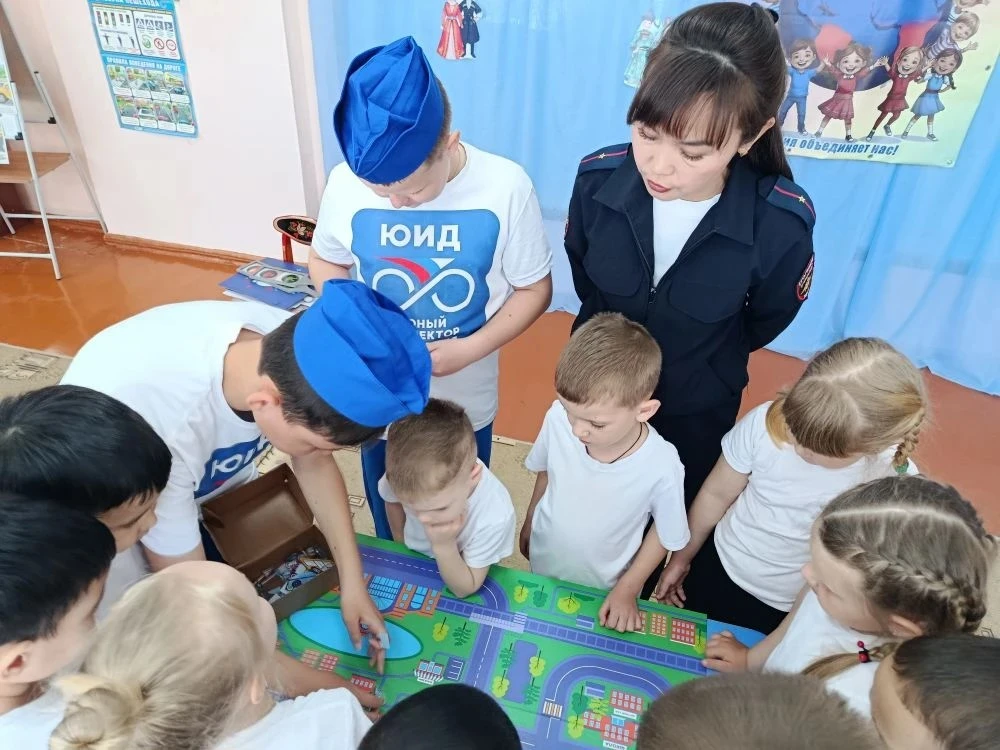 🚦В рамках профилактической работы по повышению культуры безопасного поведения на дорогах юные инспек