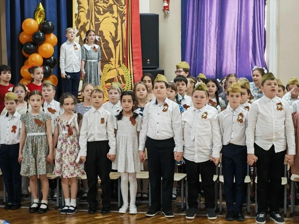 🕊 Сердцем к подвигу: Литературно-музыкальная композиция в честь 9 Мая  В преддверии 9 Мая во втором 