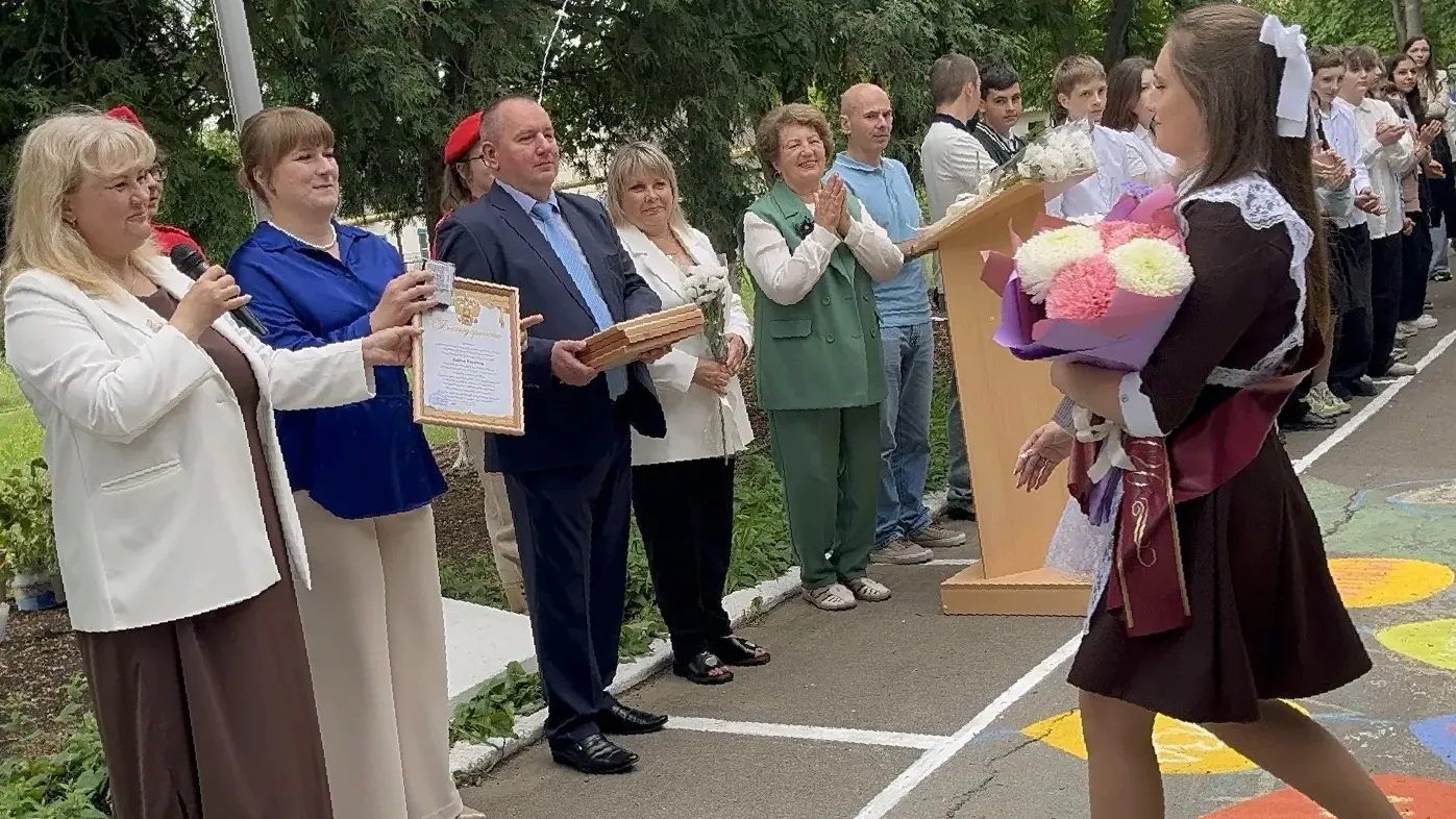 Последний звонок 🔔 трогательное событие в жизни каждого выпускника.