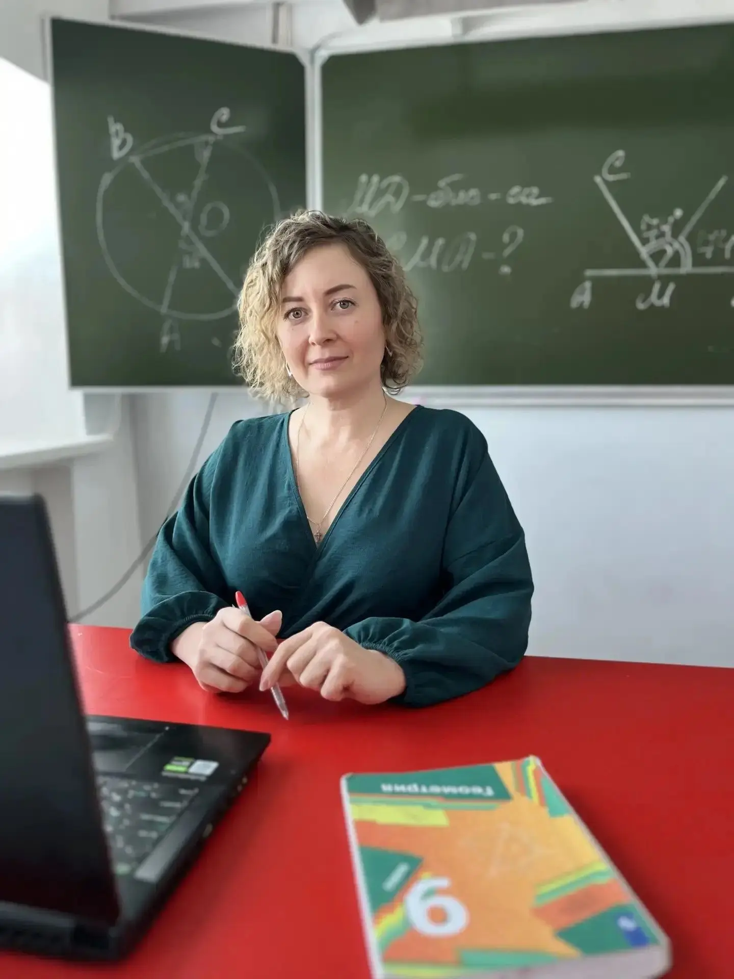 🔔В рубрике #НашиПедагоги — учитель математики и информатики Любовь Плотникова.