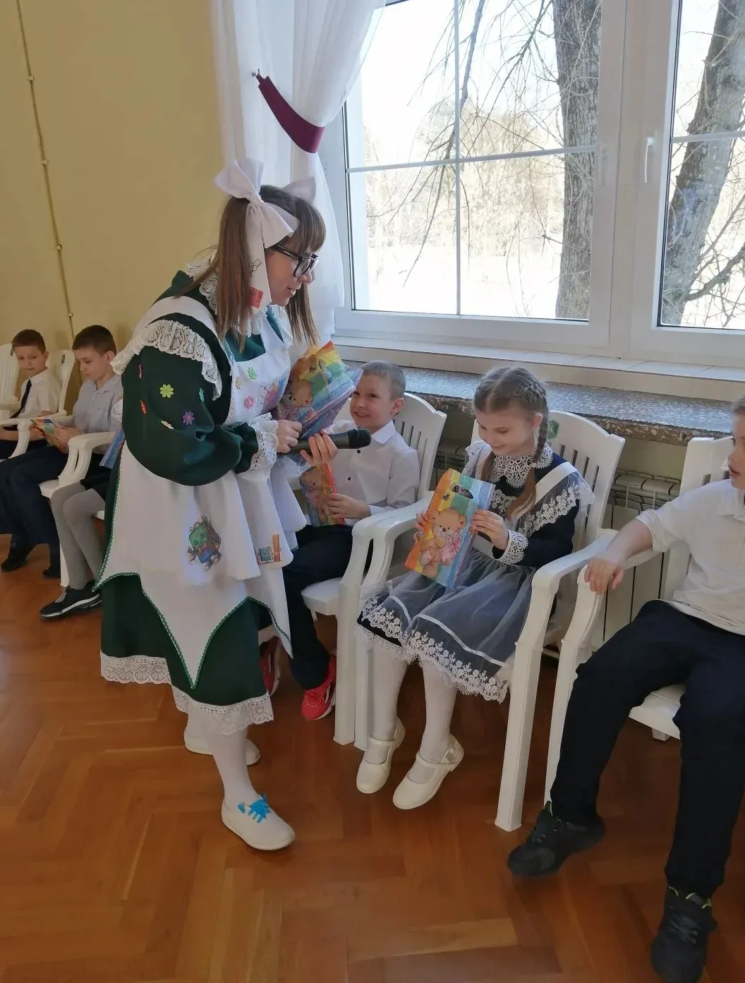 Вот прочитана "Азбука" до последней страницы...  Только в школьной стране она - лишь начало пути! И 