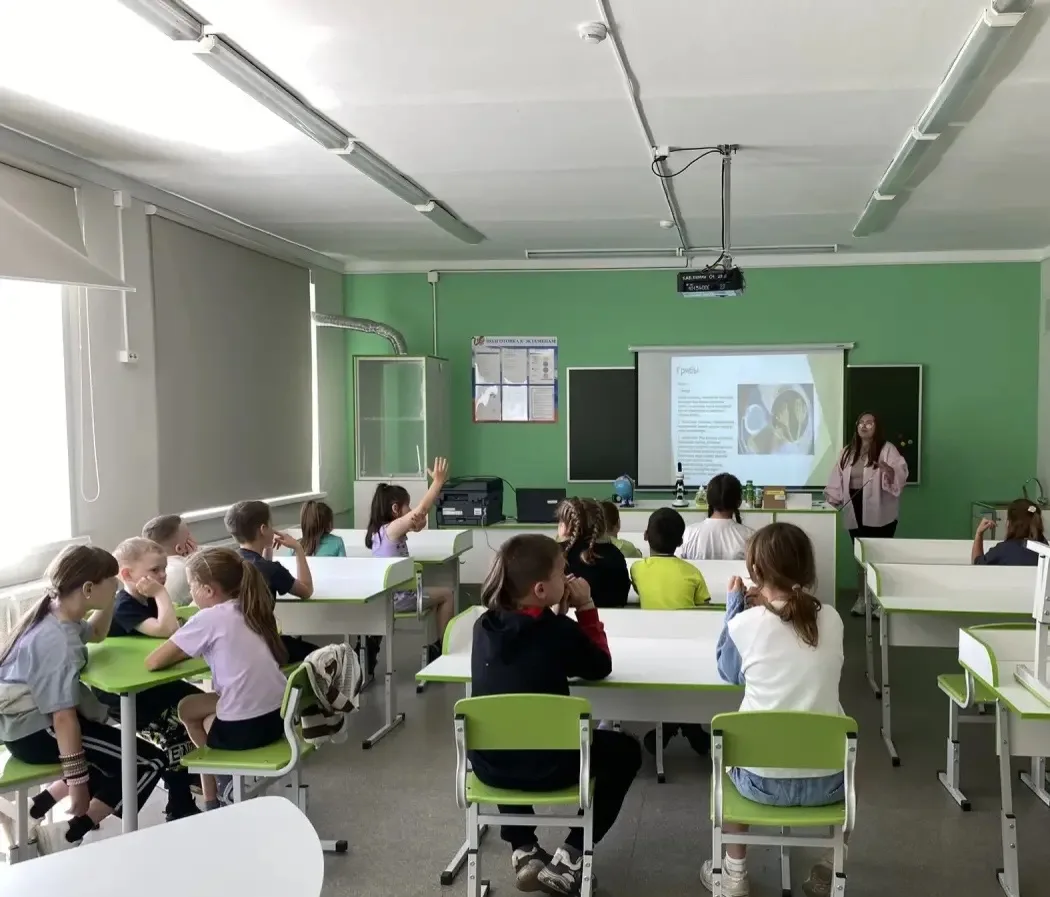 Вчера в нашем пришкольном лагере на кружке «Живая Природа» мы заглянули в невидимый глазу мир. Тема 