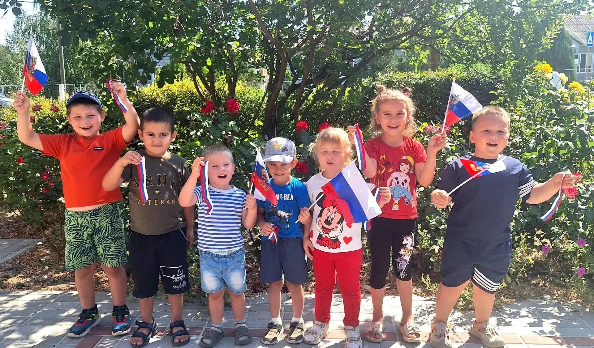 В преддверии Дня государственного флага Российской Федерации, воспитанники дошкольного ...