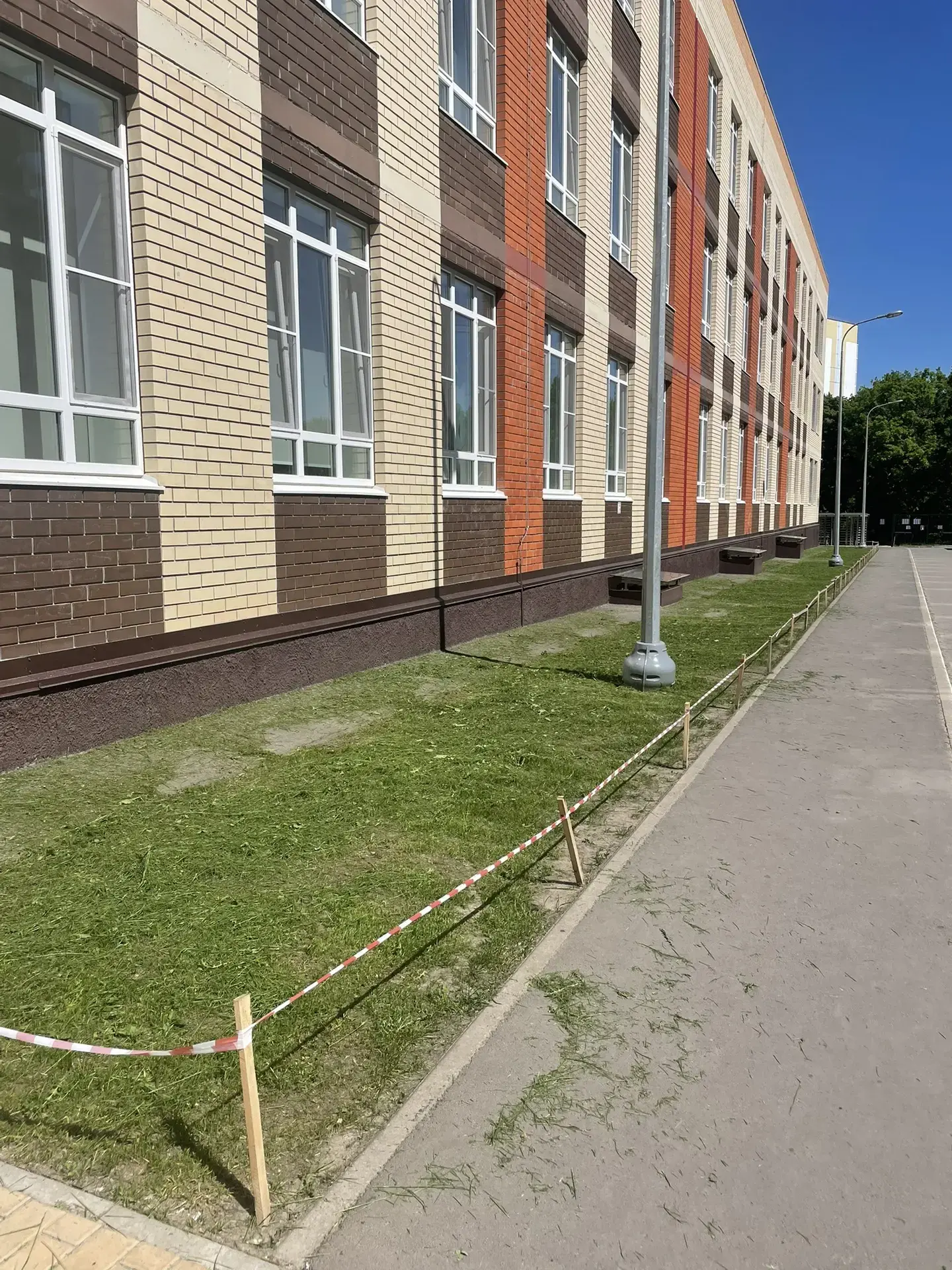 🌿 Чистый двор — наша общая забота!  Приближается конец учебного года, и лицеисты с особым вниманием 