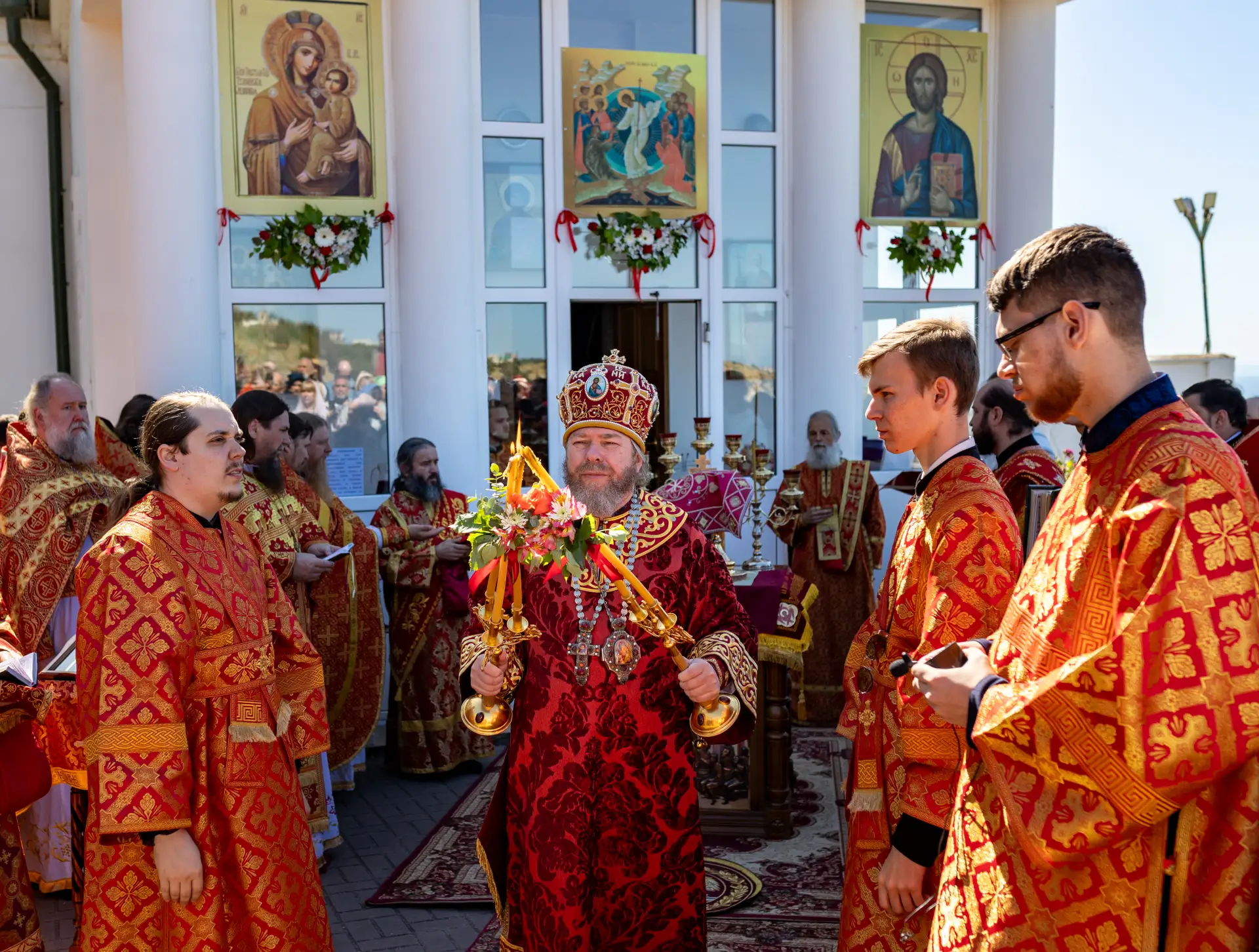 Радость веры христианина пытаются заслонить скорби. Они понуждают нас к страданиям. А Г...