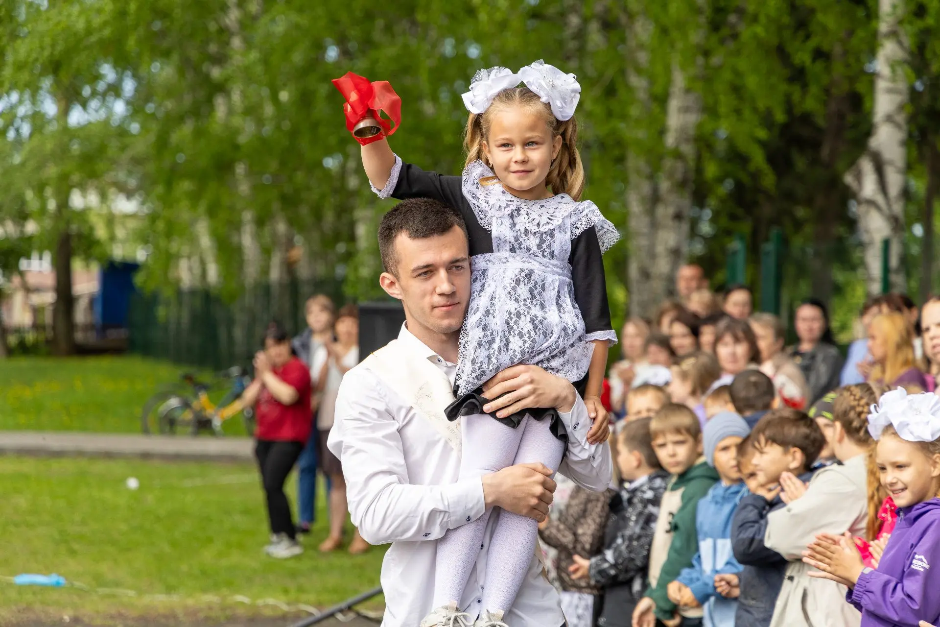Последний звонок в Буланихинской школе!

Сегодня прозвенел Последний звонок для выпускников 9 и 11 к