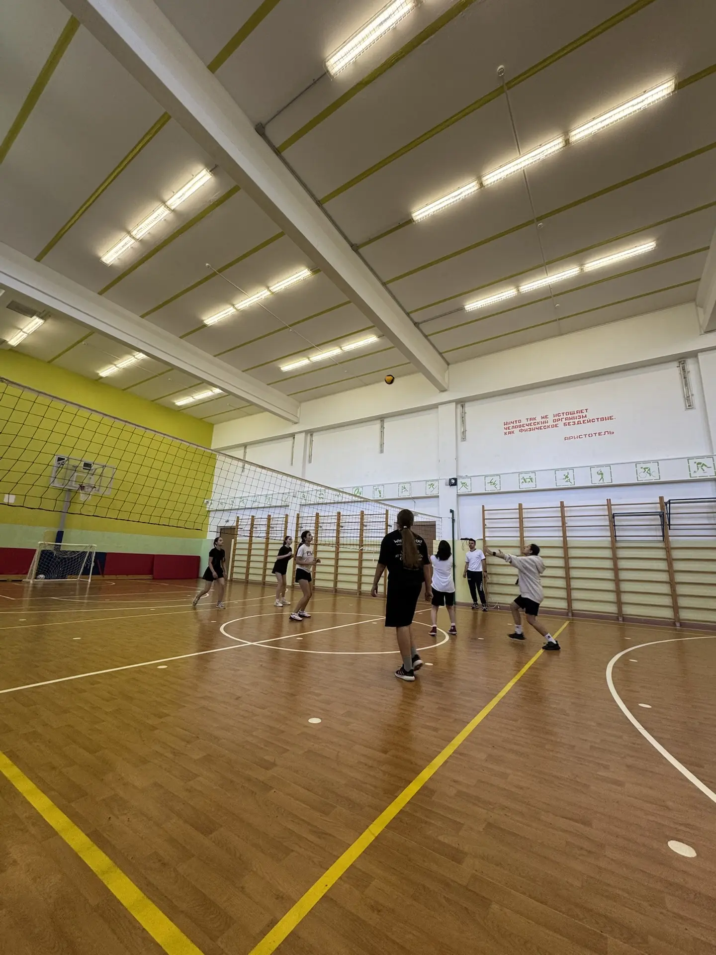 🏀 Сегодня состоялись соревнования по волейболу среди девочек 7‑х классов!  Юные спортсменки продемон