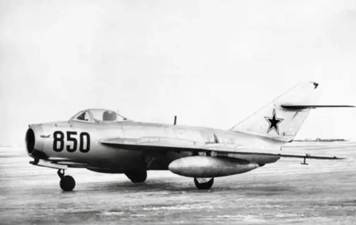 29 сентября 1951 года состоялся первый полёт фронтового истребителя МиГ-17Ф (СФ), лётчи...
