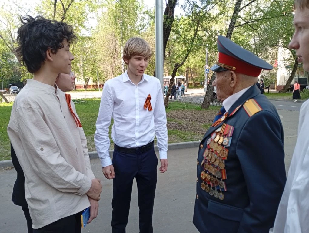 🎖️ Накануне Дня Победы кадеты нашей школы поздравили с праздником ветерана Великой Отечественной вой