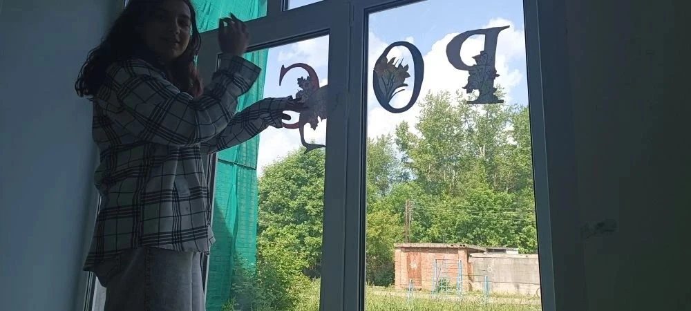 Новости школьного лагеря.

А вот так мы украсили окна в преддверии Дня России в нашем школьном лагер