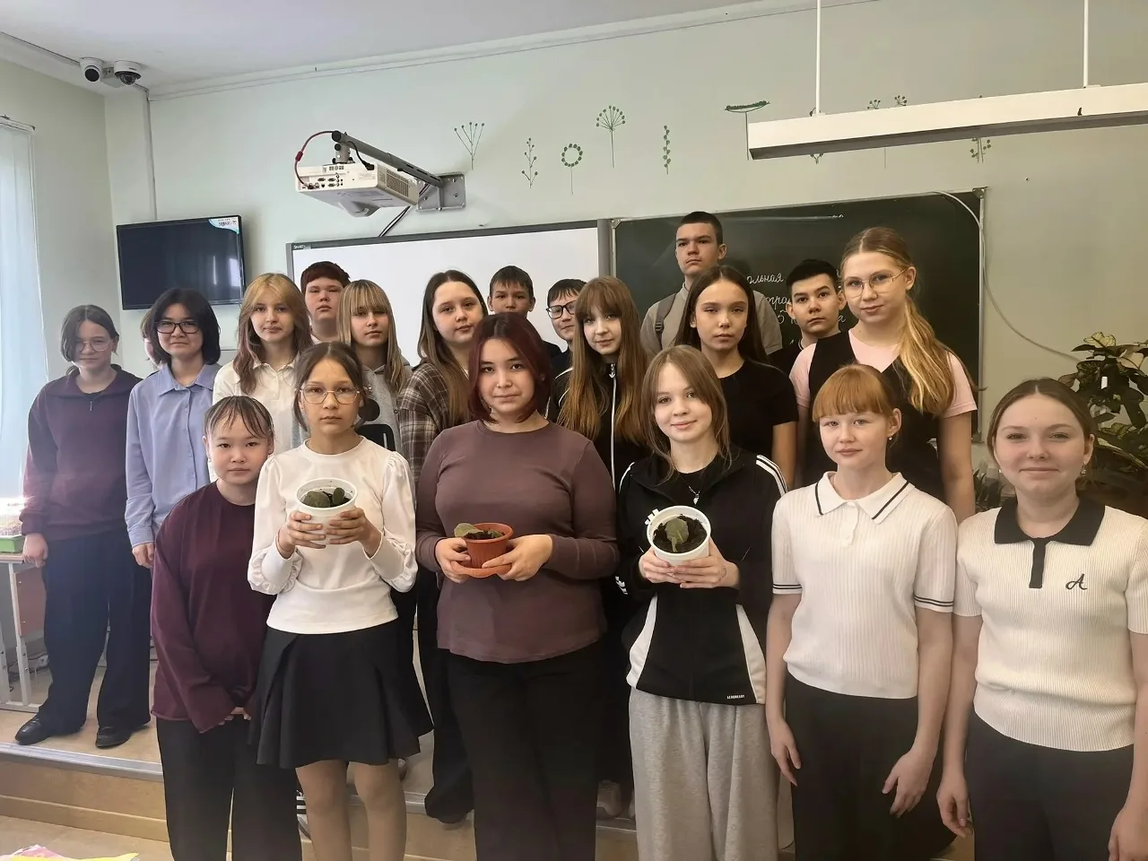 🌿 «Зелёный класс: память в каждом ростке»  В рамках Всероссийской акции «Сад памяти» в нашем центре 