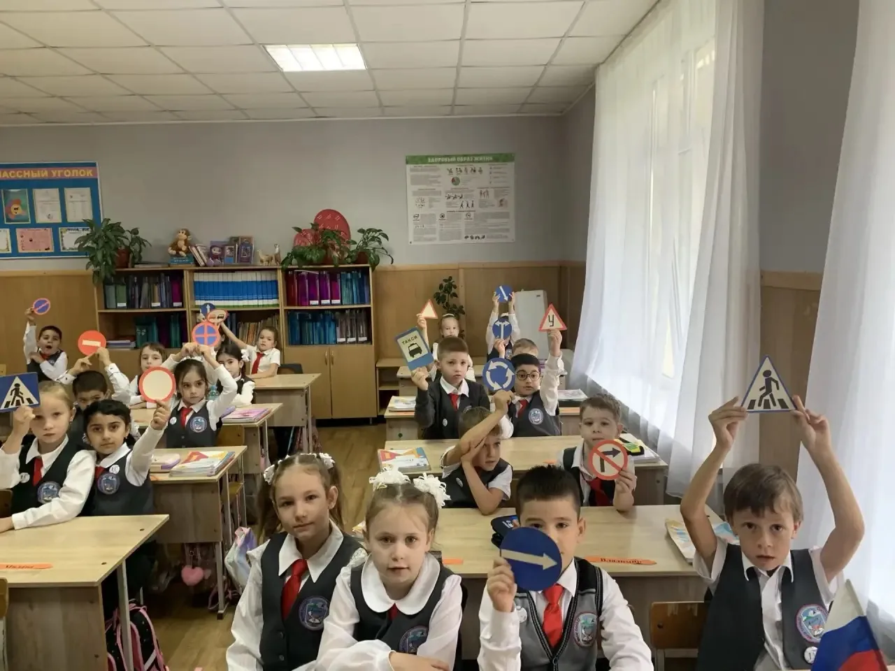 Сегодня в первых классах прошел самый важный урок — урок безопасности. Вместе с педагог...