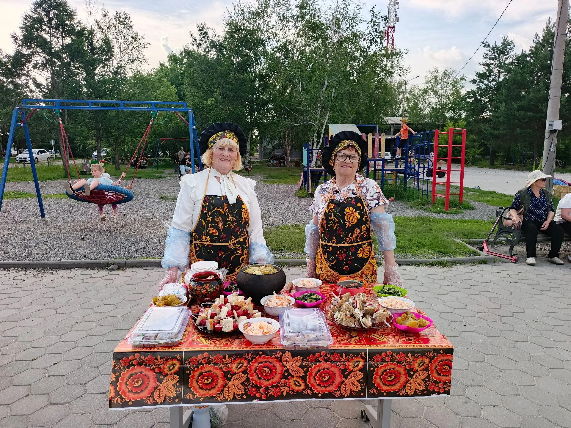 На площади с. Черниговка прошли праздничные мероприятия, посвященные "Дню России"🇷🇺

На празднике 