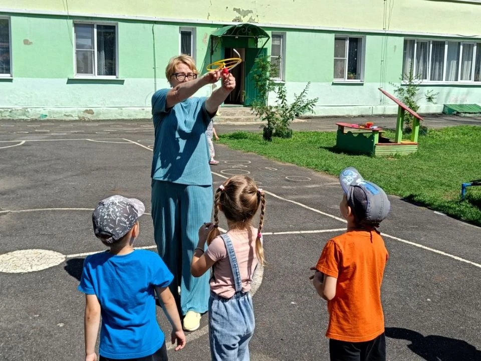 Сегодня на прогулке старшие дошколята тестировали игру "Улётные вертушки". Эта игра  хорошо подходит