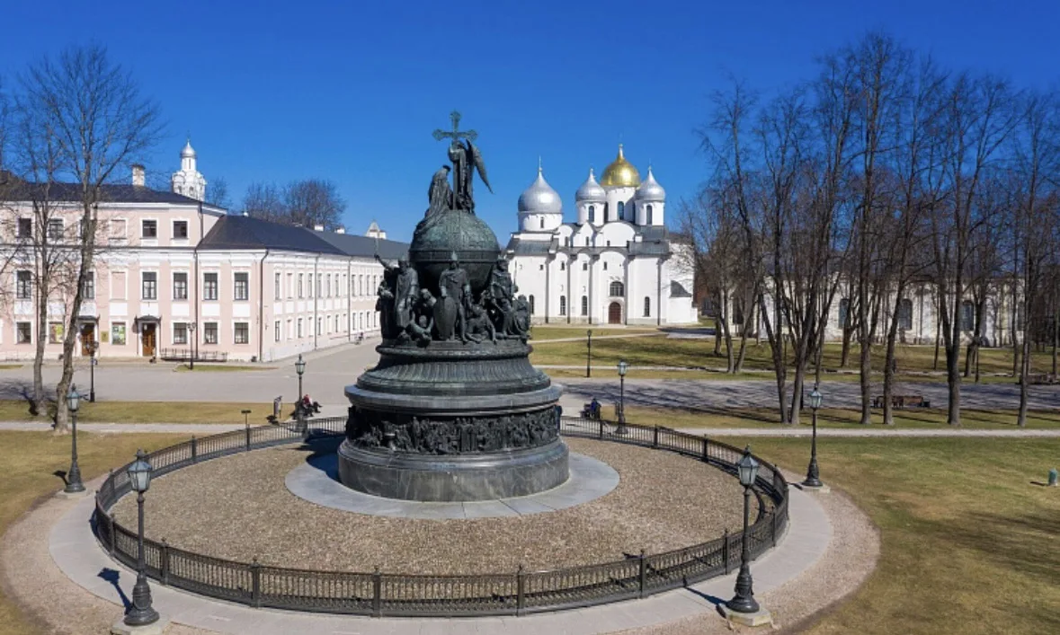 На памятнике «Тысячелетие России» в Великом Новгороде среди исторических деятелей изобр...