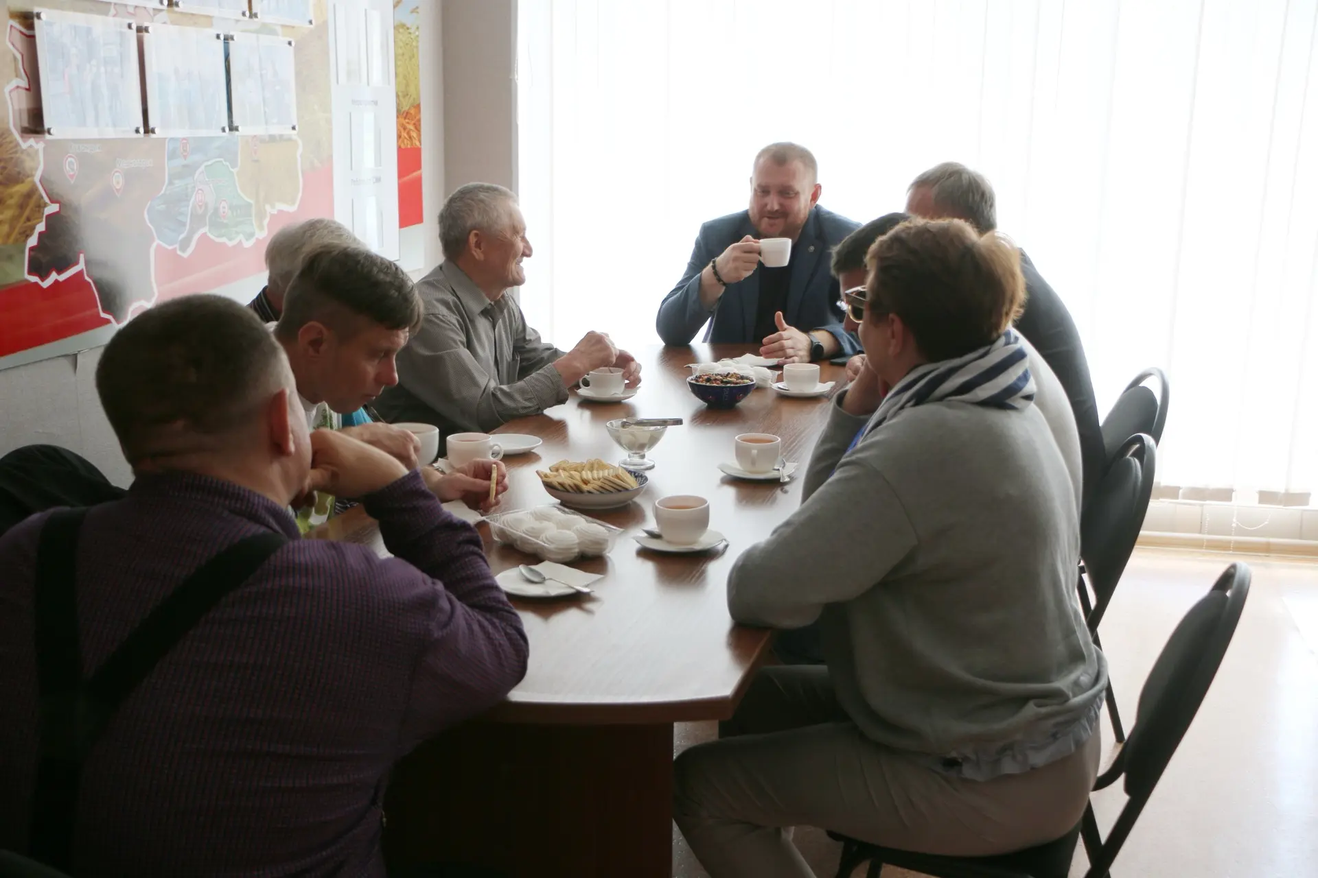 Добрый день, друзья!

Перед областным финалом встретился с командой «Олимп». Пригласил ребят из мест