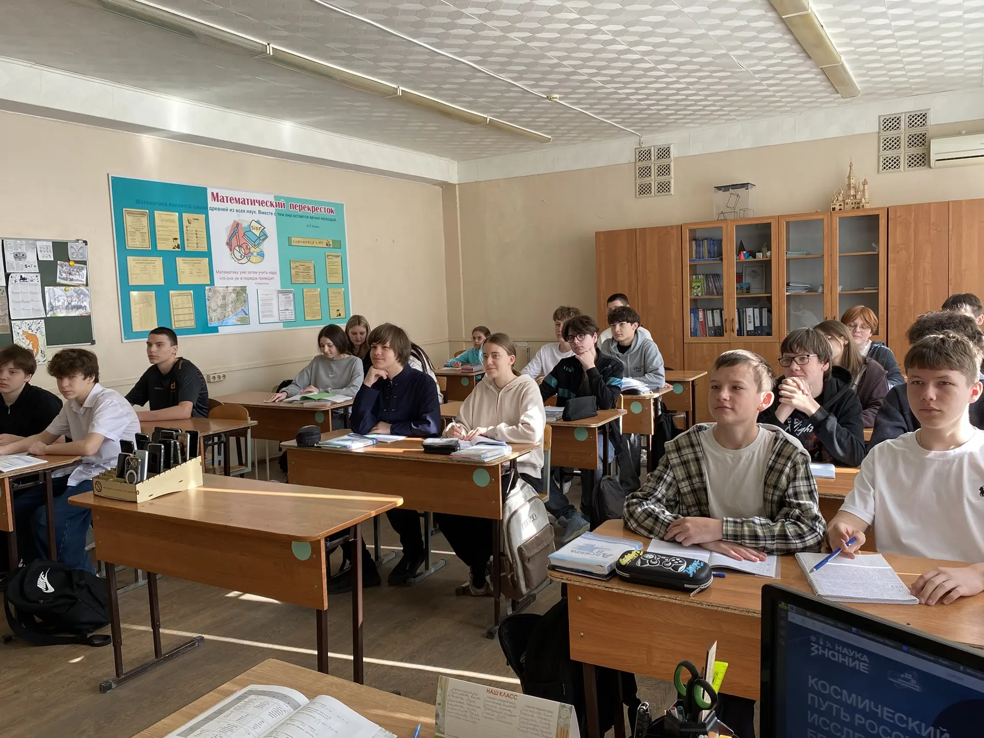 🌌 Космический путь России: исследуя бесконечность 🚀  В МОУ СШ №5 прошел увлекательный классный час д