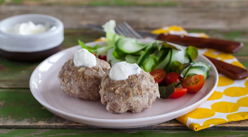 🍖 Паровые котлеты с кабачком

Ингредиенты:
• Фарш из телятины — 400 г
• Кабачок — 150 г
• Лук репча