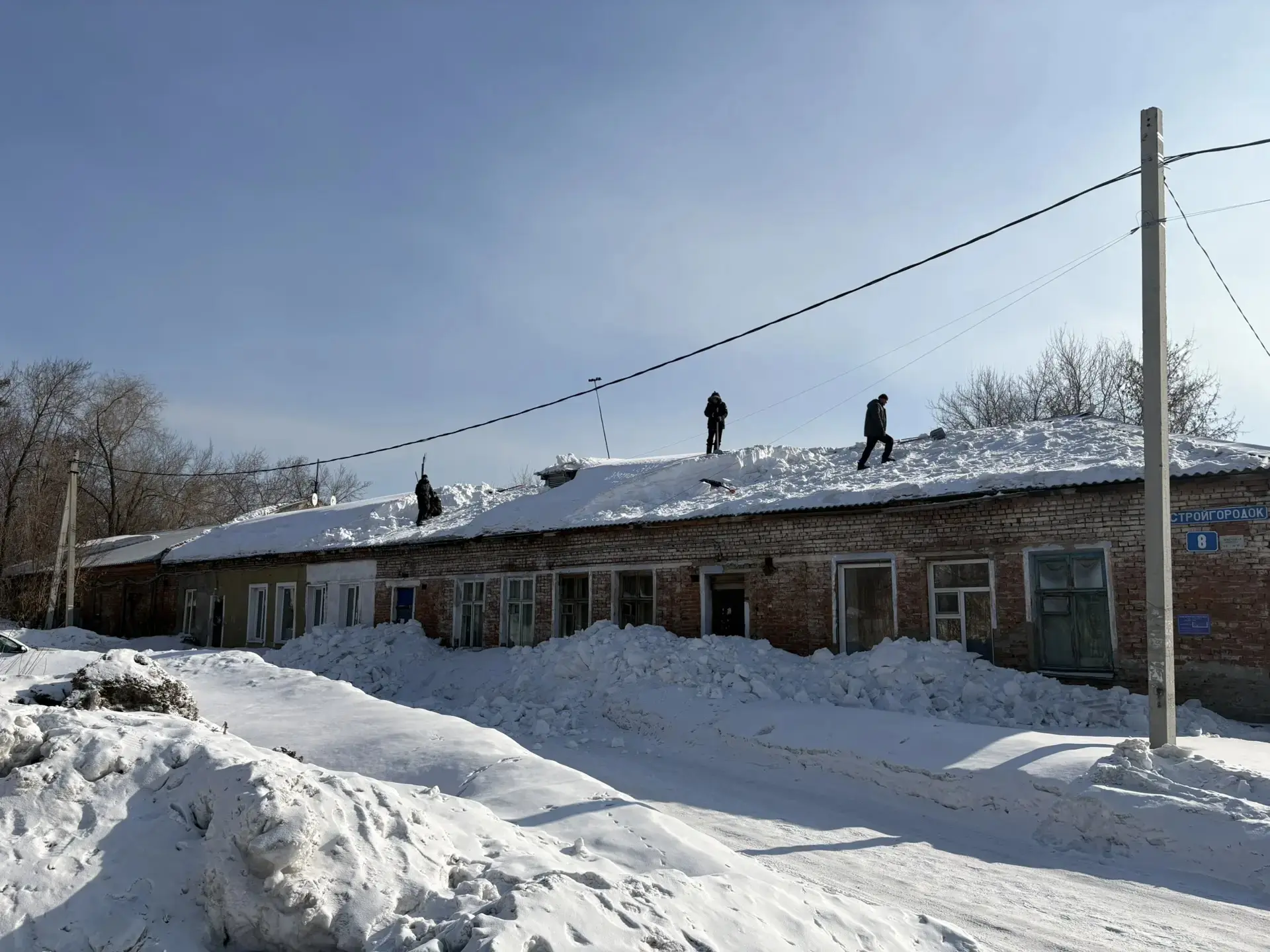 Продолжаем активную борьбу со снегом. Сегодня убрали снег с кровли ул. Стройгородок, 8.