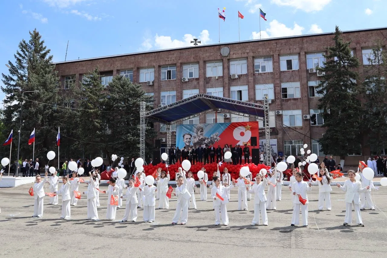 🎖 Большой фоторепортаж с торжественного митинга, прошедшего в Буйнакске в честь празднования 81-й го