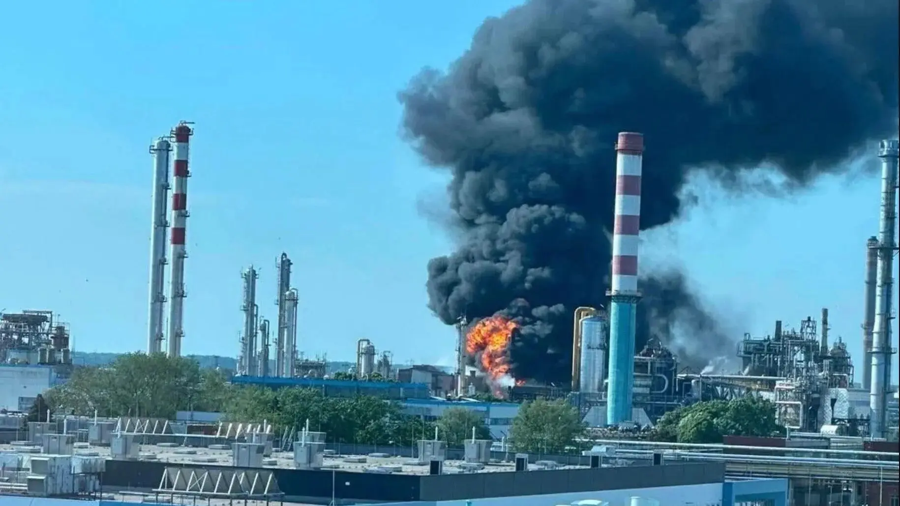 Взрыв произошел на нефтехимическом комплексе MOL в Тисауйвароше  Один челове погиб, семеро пострадал
