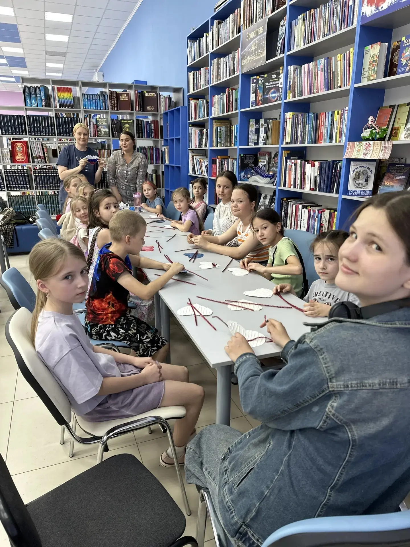 Начинаем мастер‑классы ко Дню России! 🇷🇺
Ребята из летнего лагеря уже поучаствовали в мастер‑класс