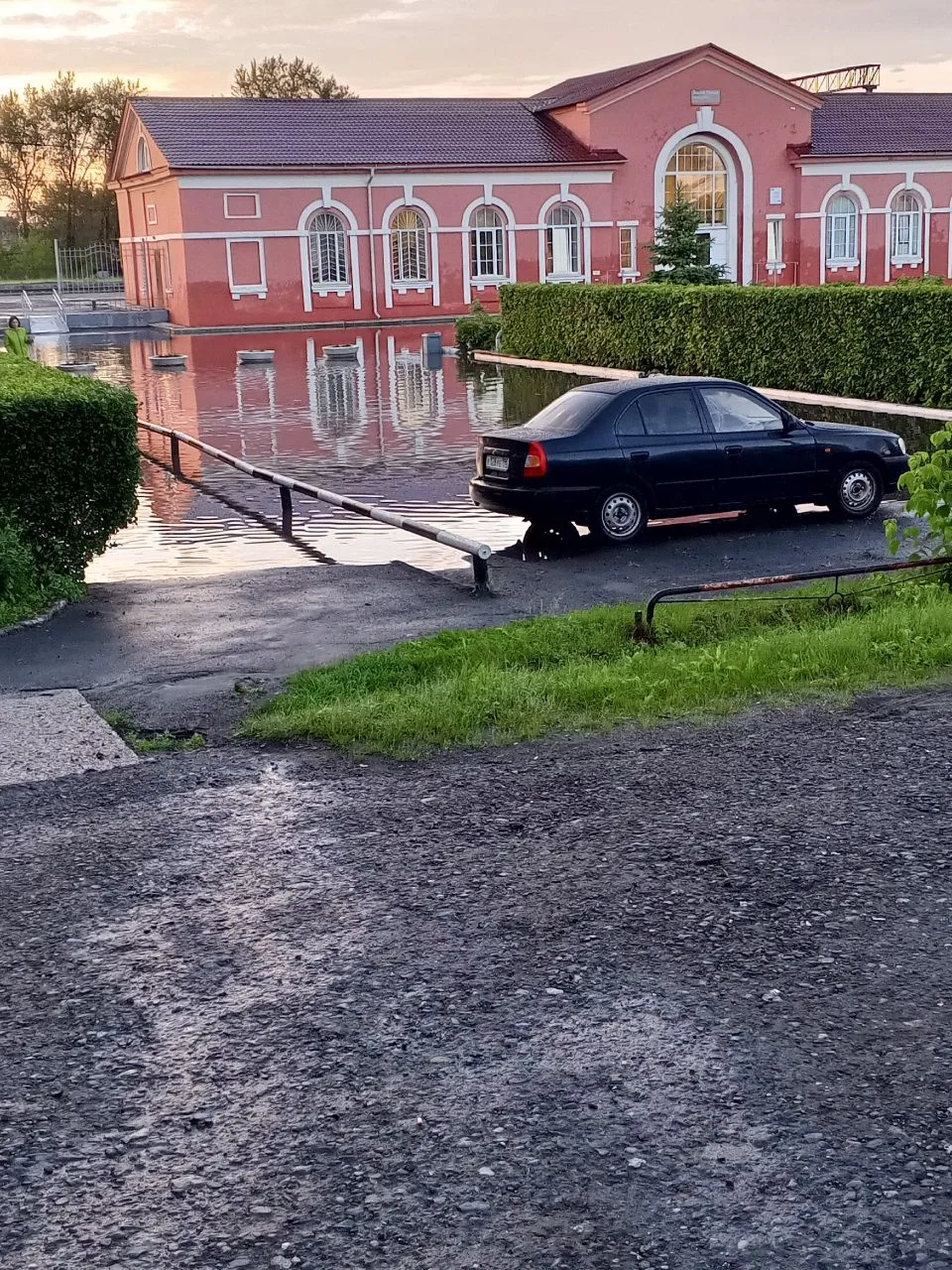 У ЖД вокзала после дождей образовалось целое море🚣🏻‍♂️

Фото: Валентина Ковылина

#Талица