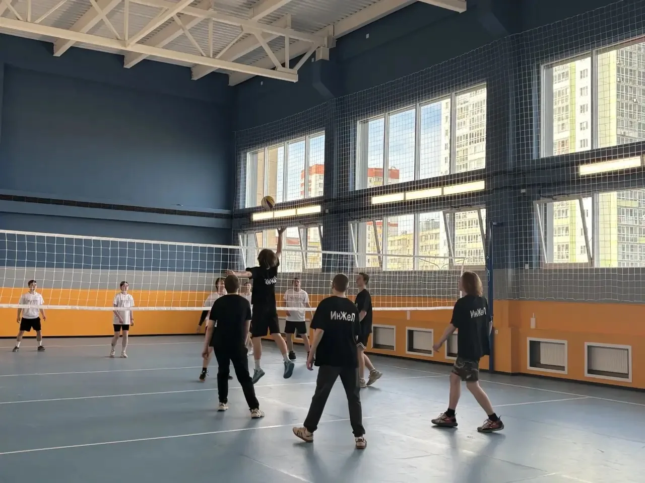 🏐 Все на волейбол!   Сегодня в нашем Лицее царил настоящий спортивный азарт! Состоялся товарищеский 