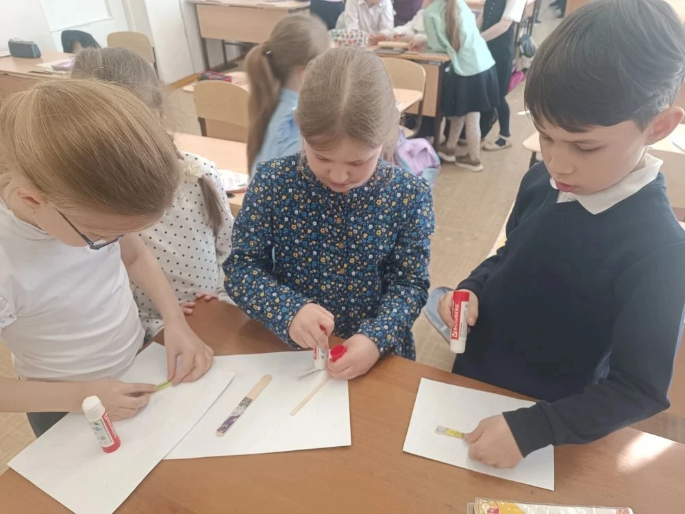 Привет, друзья! 👋    Это снова мы — команда «Миссия добра», ученики 1‑го "В" класса! ✨ Мы продолжаем