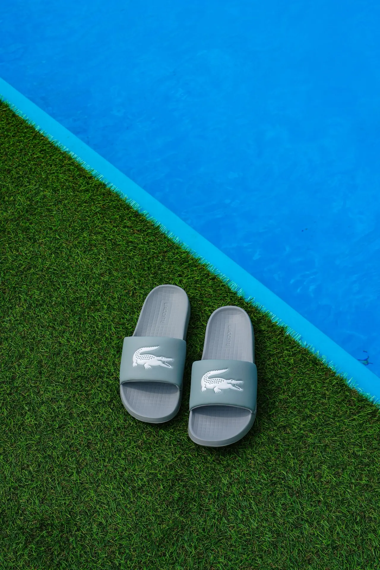 Сланцы Lacoste — идеальный выбор для отдыха, прогулок и отпуска.