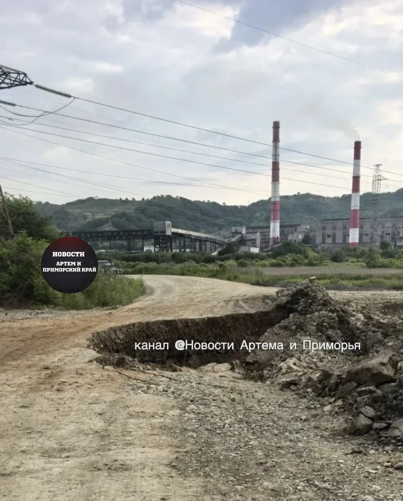 😳В Артем ГРЭСе обвалилась дорога на поселок Олений

Очень глубокий провал случился на грунтовой дор