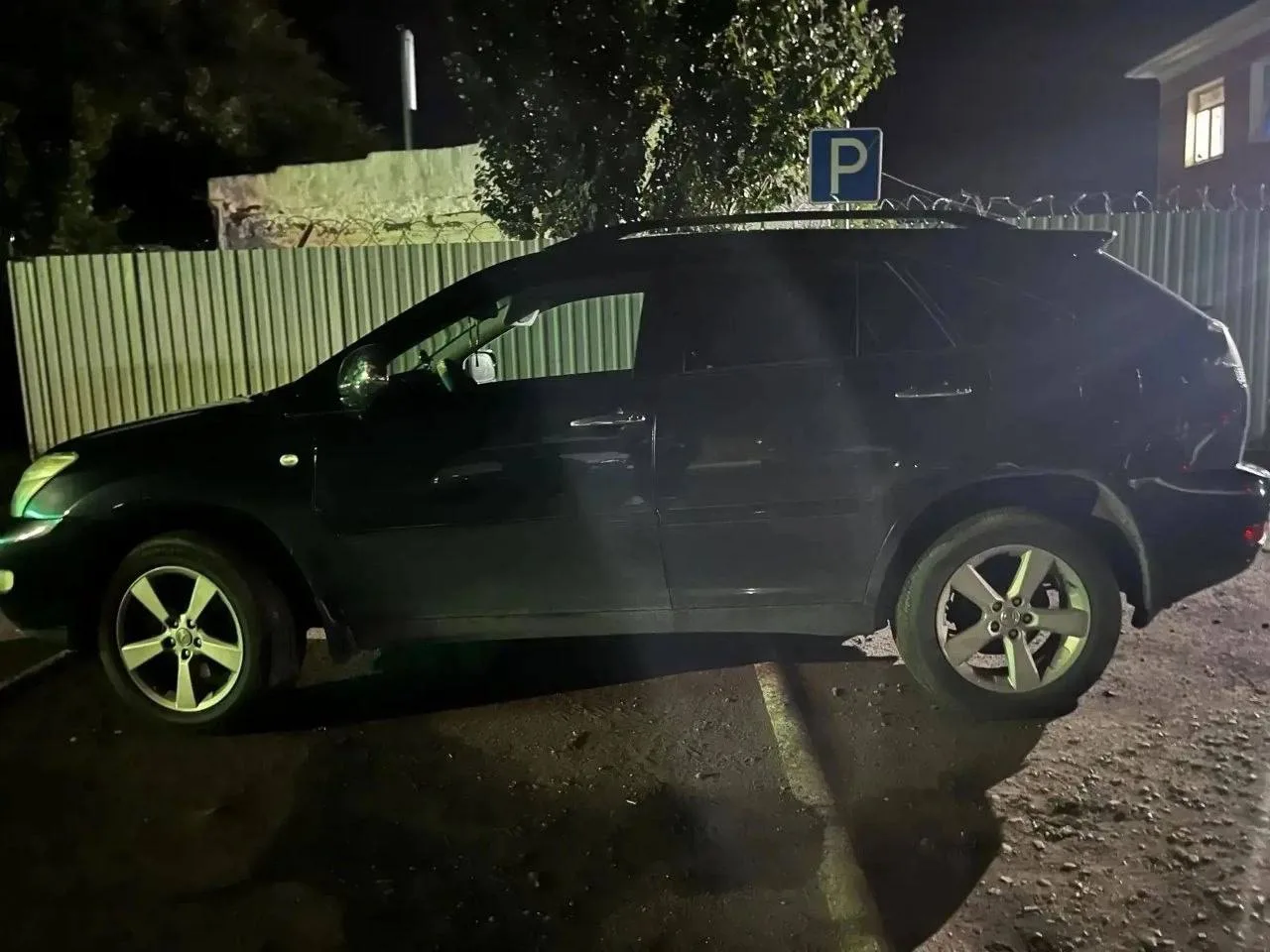 🚗 Пьяный омич забрался на Lexus и начал избивать автомобиль руками и ногами