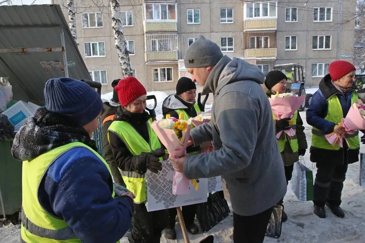 Сегодня выходной, но для этих прекрасных женщин работа не прекращается. Пока город отдыхает, они на 
