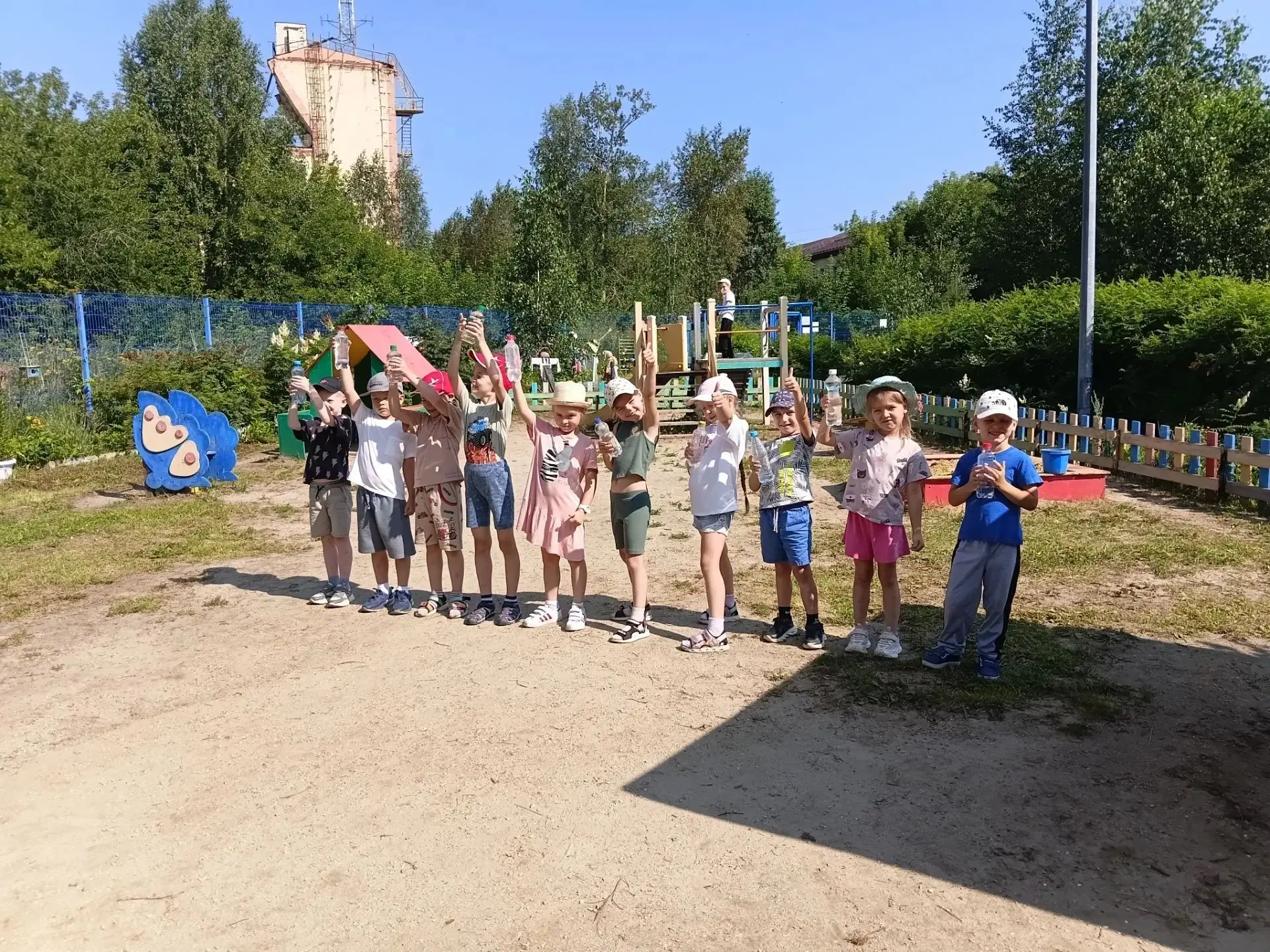 Жаркий день в «Колокольчиках»: водные игры и меткие стрелки

В подготовительной группе «Колокольчики