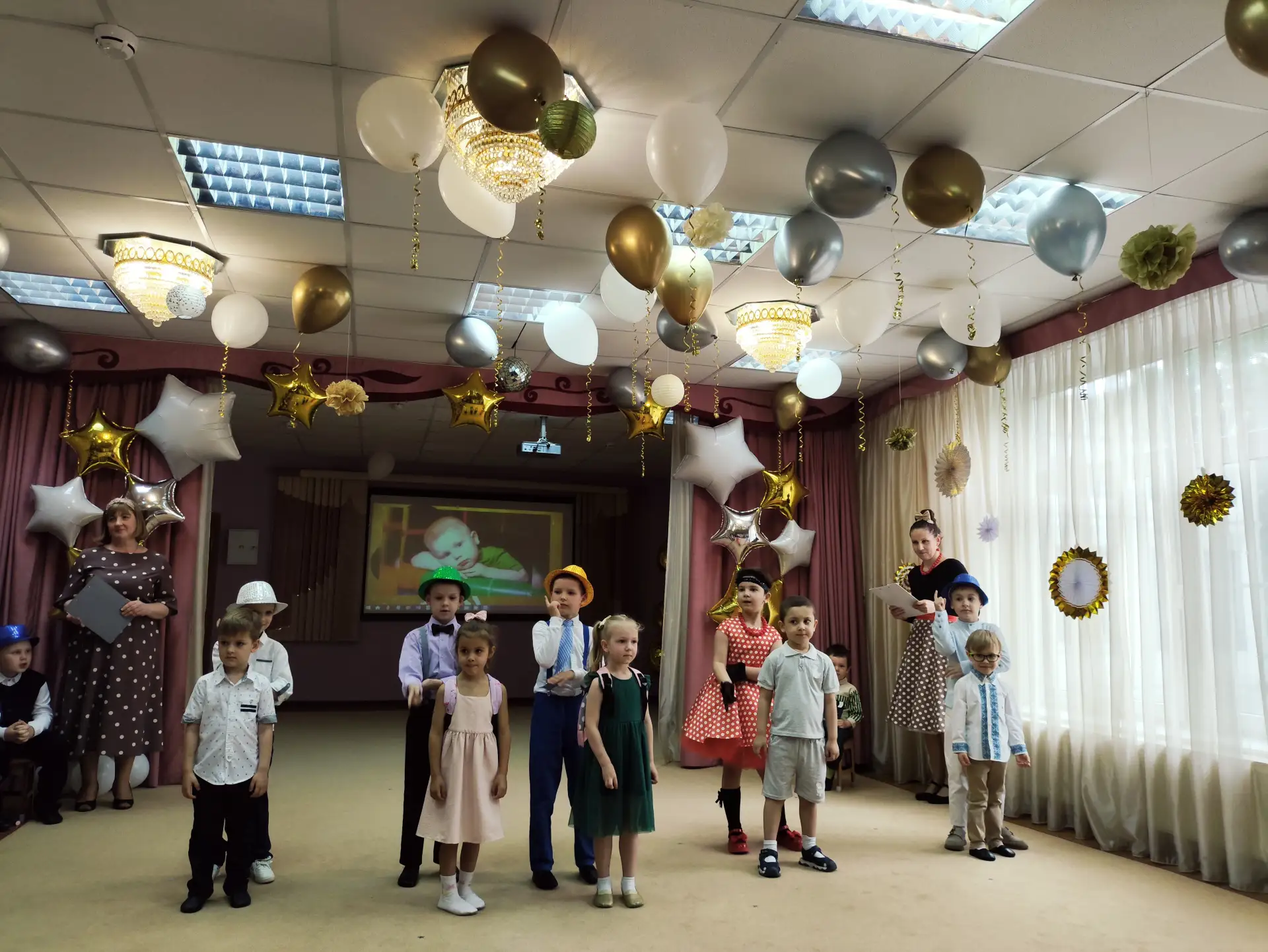 ВЫПУСКНОЙ БАЛ ДОШКОЛЯТ 🔔  До свидания, сад! Здравствуй, школа! ✨  В дошкольных группах на ул. Радужн