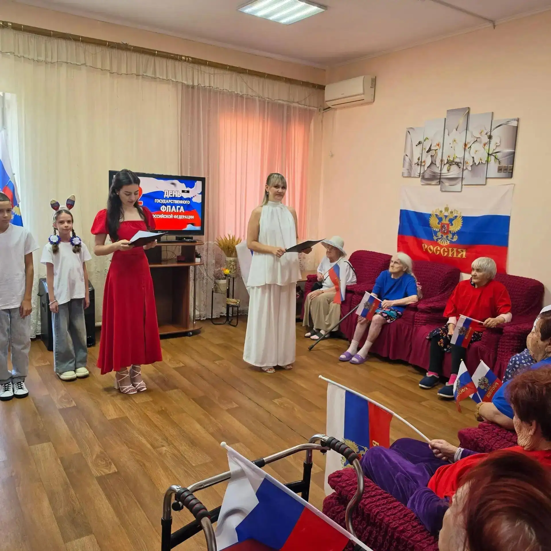 В честь Дня флага Российской Федерации сотрудники районного Дворца культуры организовал...