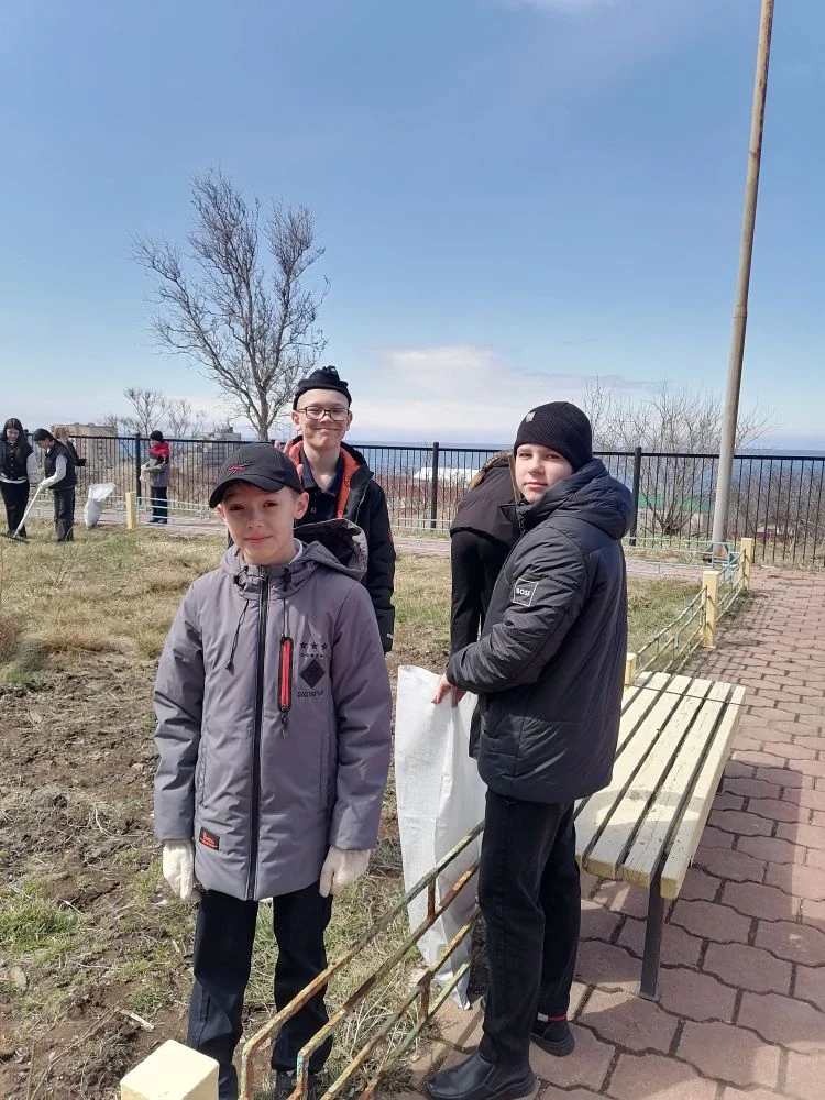 ☀ Школьный субботник в самом разгаре! Ученики нашей школы продолжают активно и с большим энтузиазмом