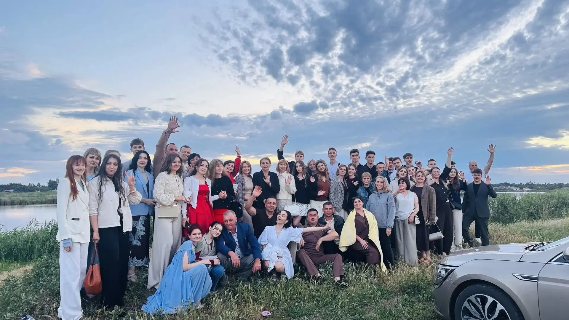 Дорогие выпускники!
За 11 школьных лет вы прошли длинный путь: от первых школьных звонков до выпускн