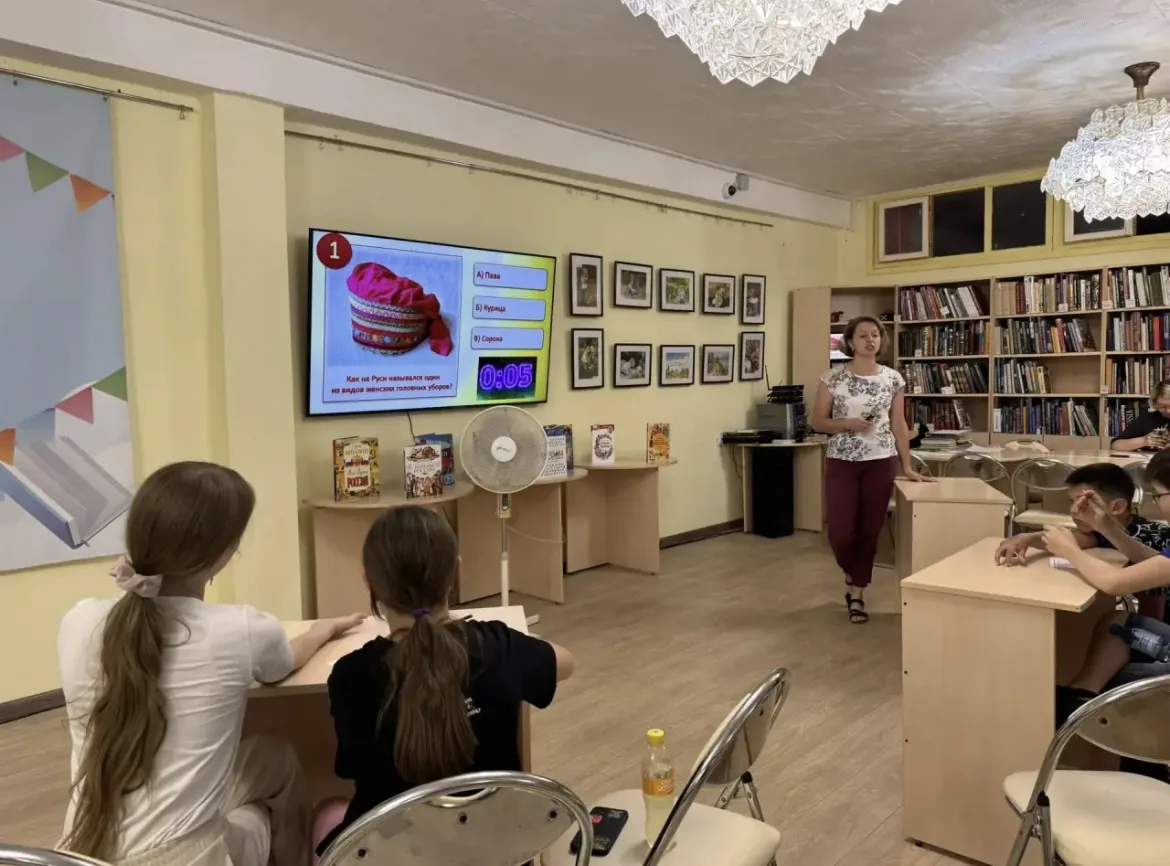 8 июня ребята из трудового лагеря посетили Томскую областную детско-юношескую библиотек...