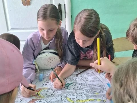 «Родиной горжусь!»: Юные художники создали мегараскраску ко Дню России

В преддверии Дня России приш