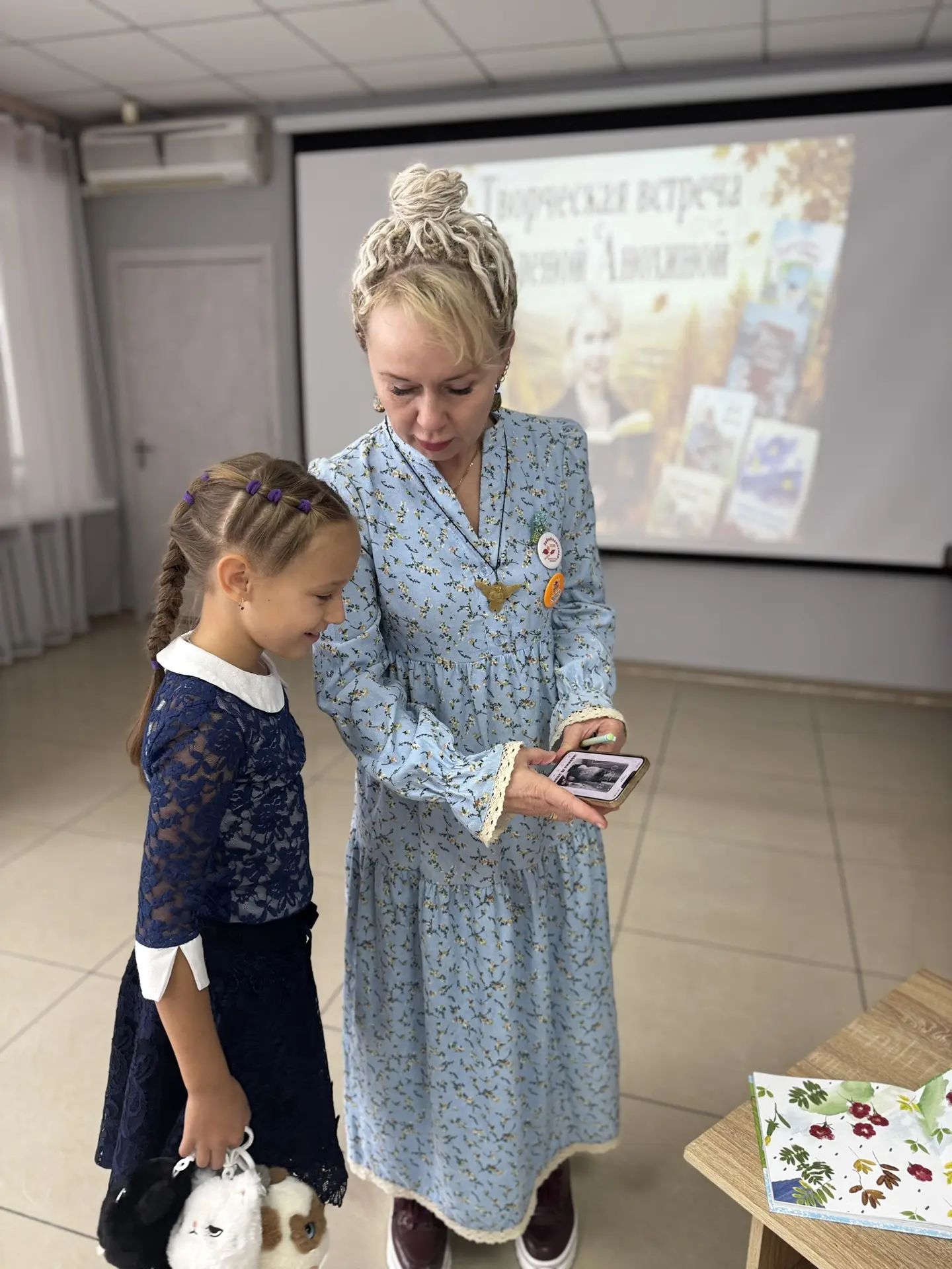 Автограф-сессия с Еленой Анохиной