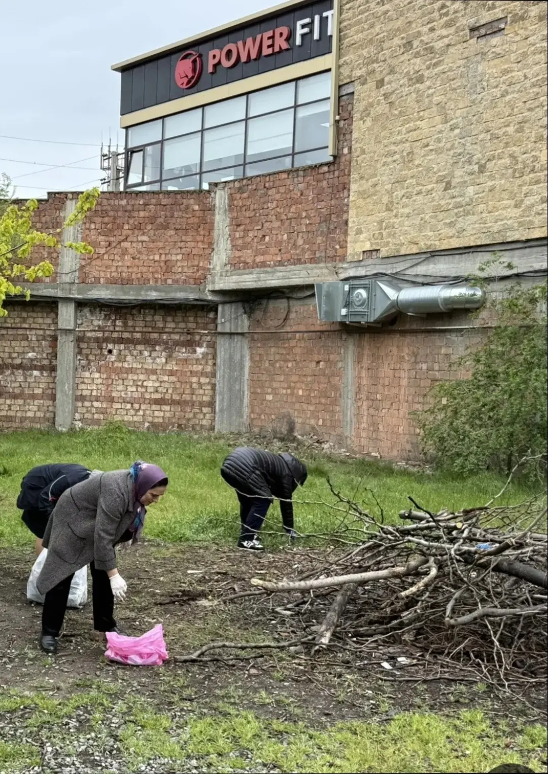 В рамках общегородского субботника  сегодня в  МБОУ СОШ №18 прошёл традиционный субботник по уборке 