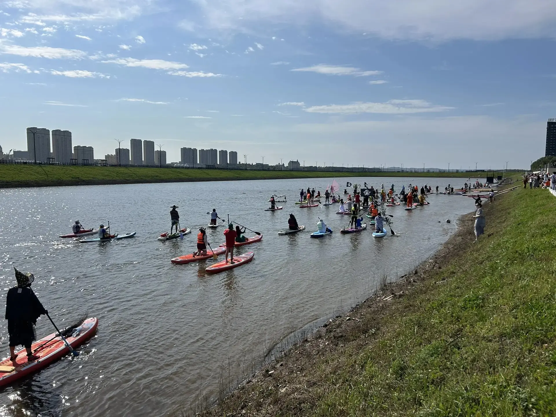 В Благовещенске на пляже Пограничный проходит городской сап‑фестиваль